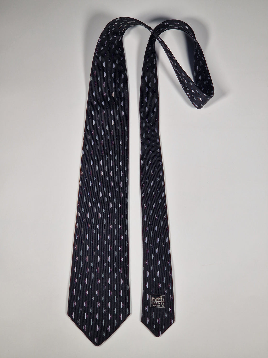 Vintge Hermès jacquard silk tie black H pattern No code
