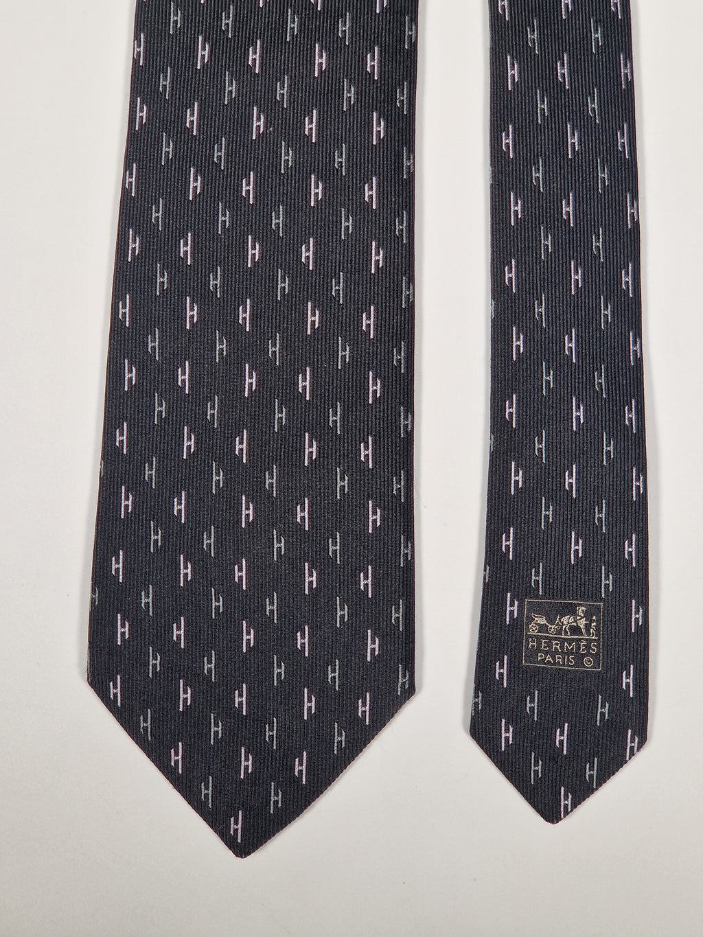 Vintge Hermès jacquard silk tie black H pattern No code