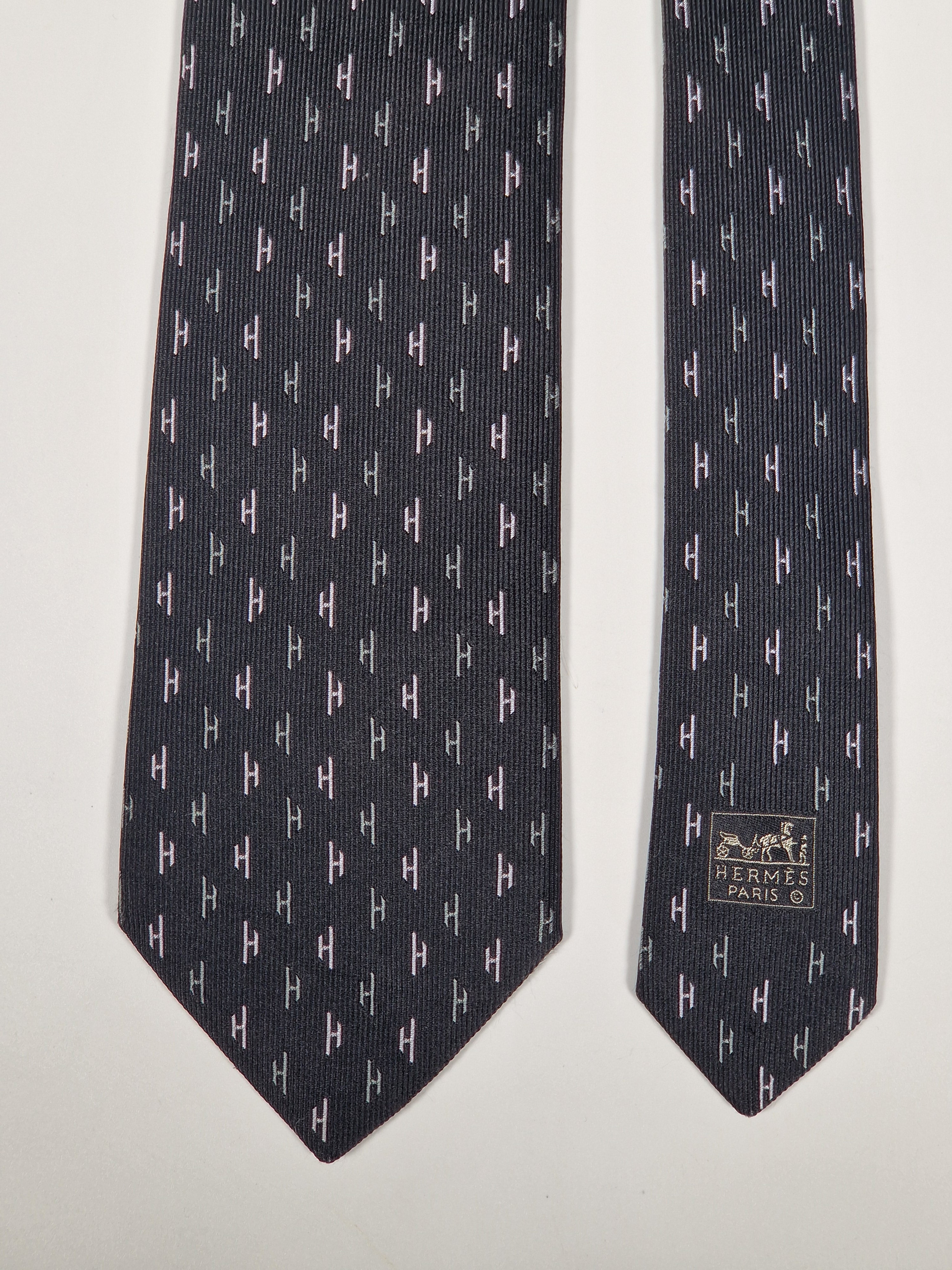 Vintge Hermès jacquard silk tie black H pattern No code