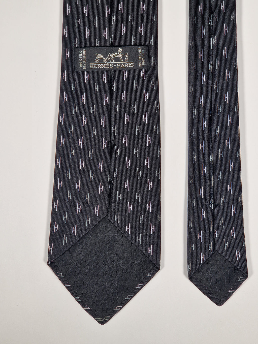 Vintge Hermès jacquard silk tie black H pattern No code