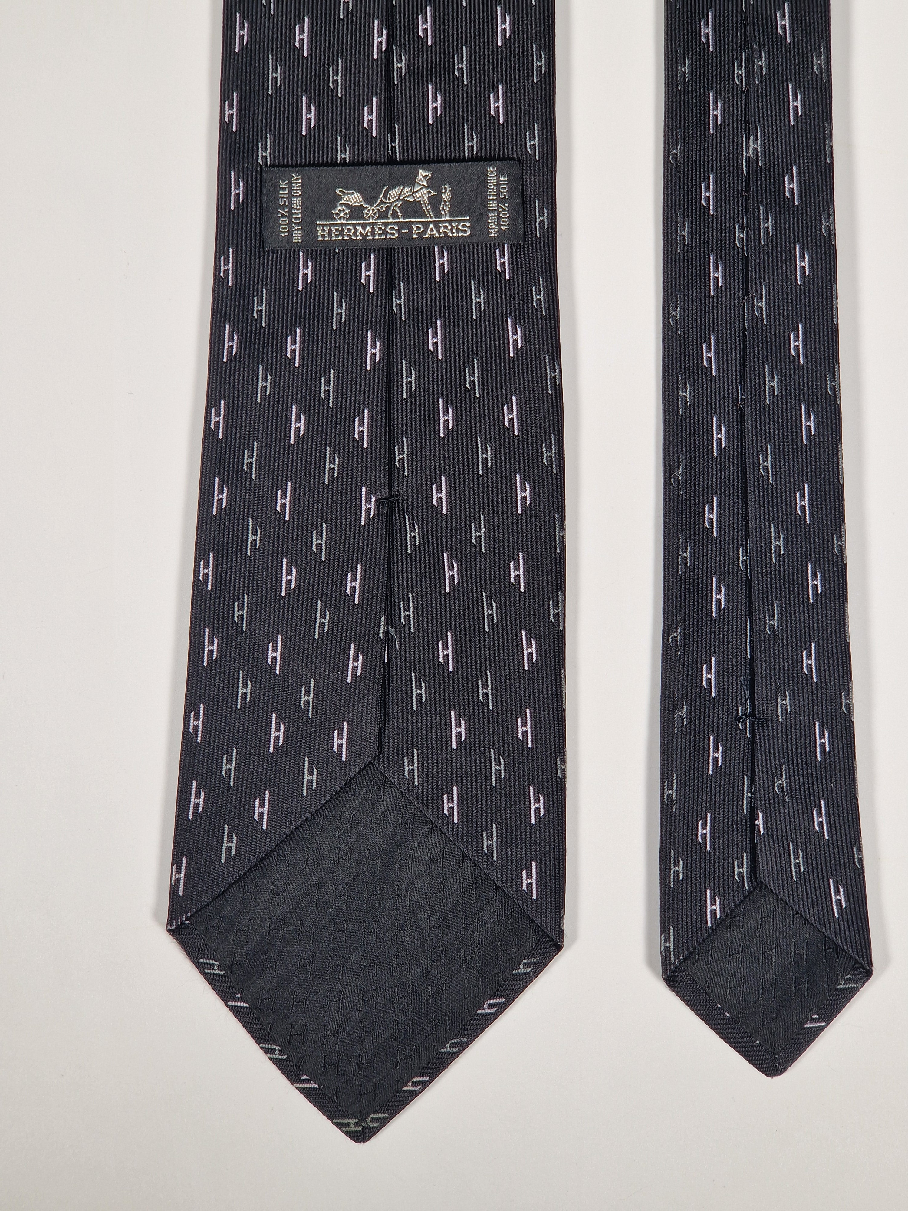 Vintge Hermès jacquard silk tie black H pattern No code