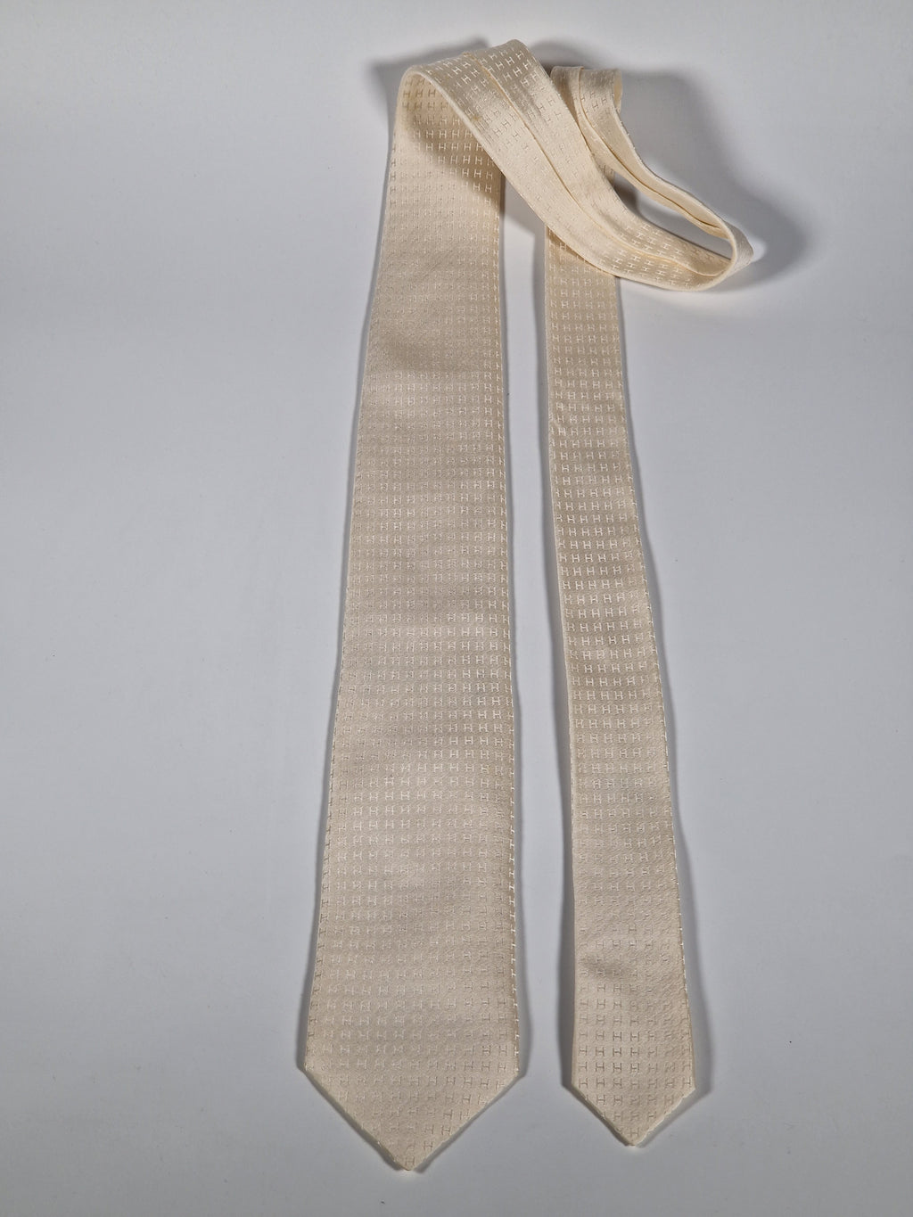 Hermés off white silk Faconnee H Tie