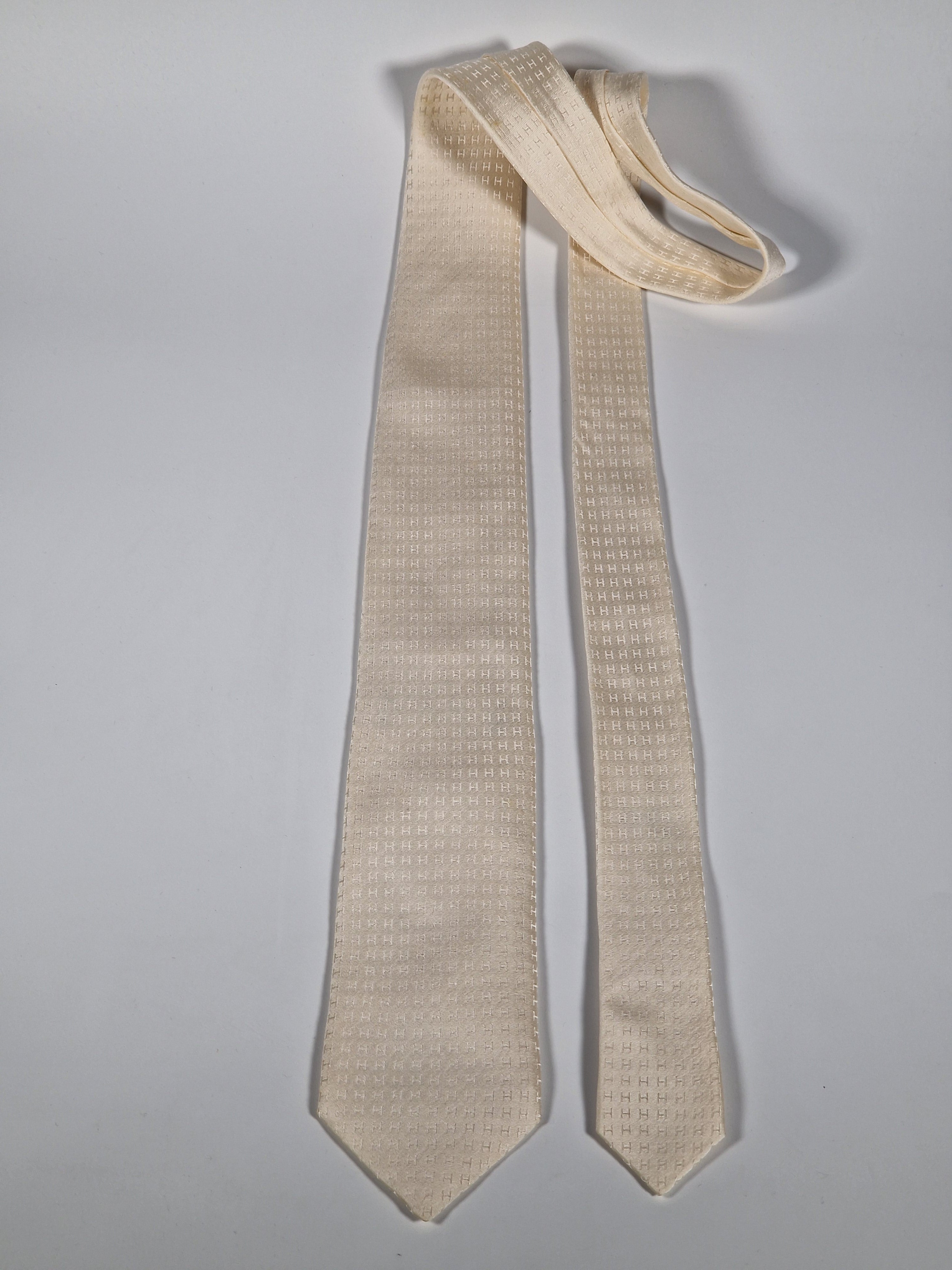 Hermés off white silk Faconnee H Tie