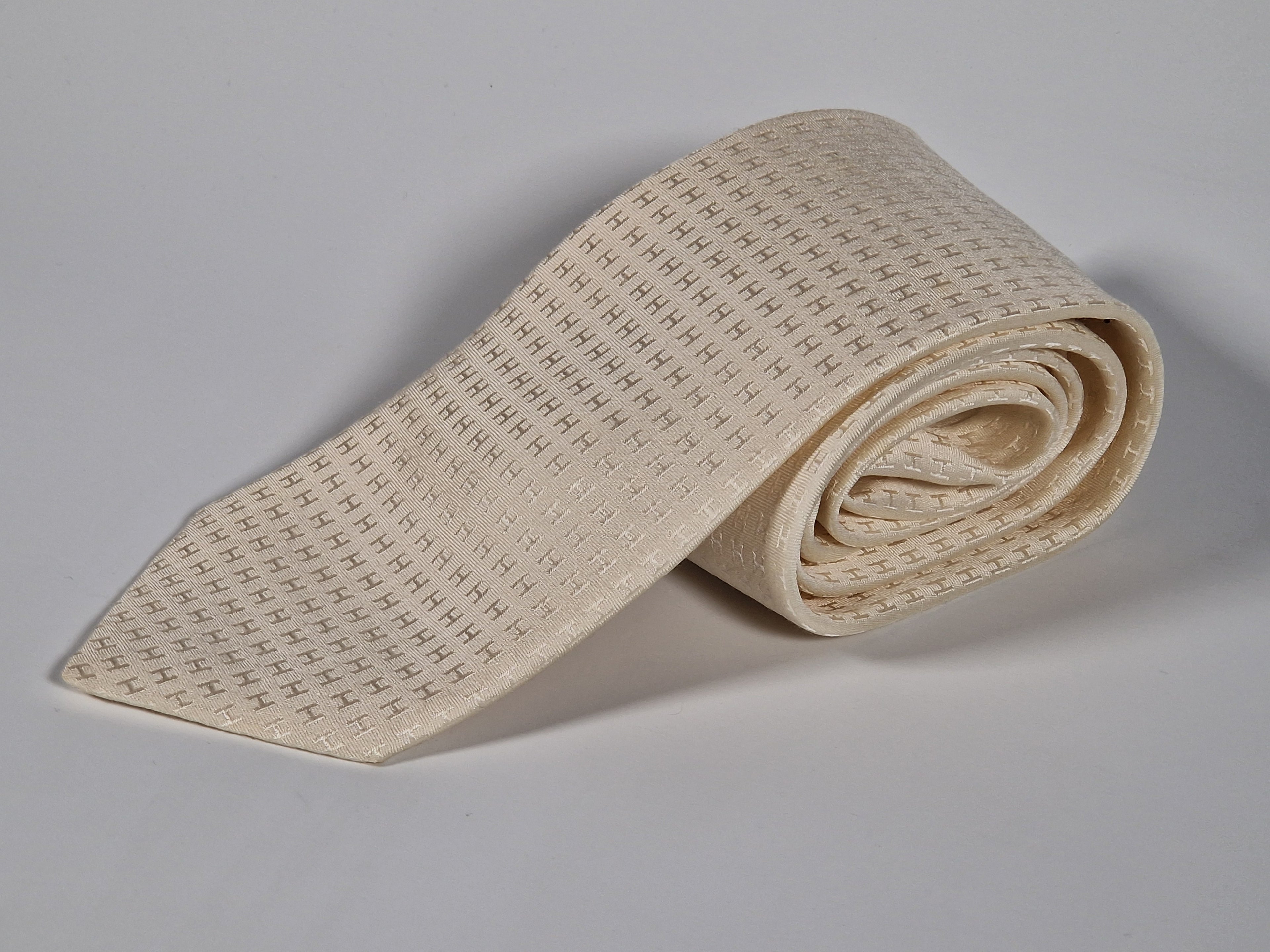 Hermés off white silk Faconnee H Tie