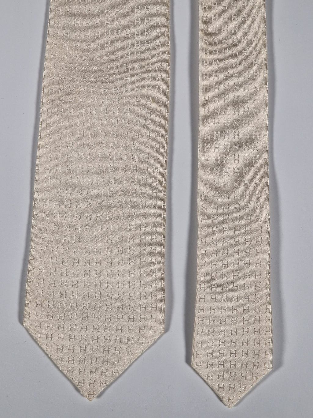 Hermés off white silk Faconnee H Tie