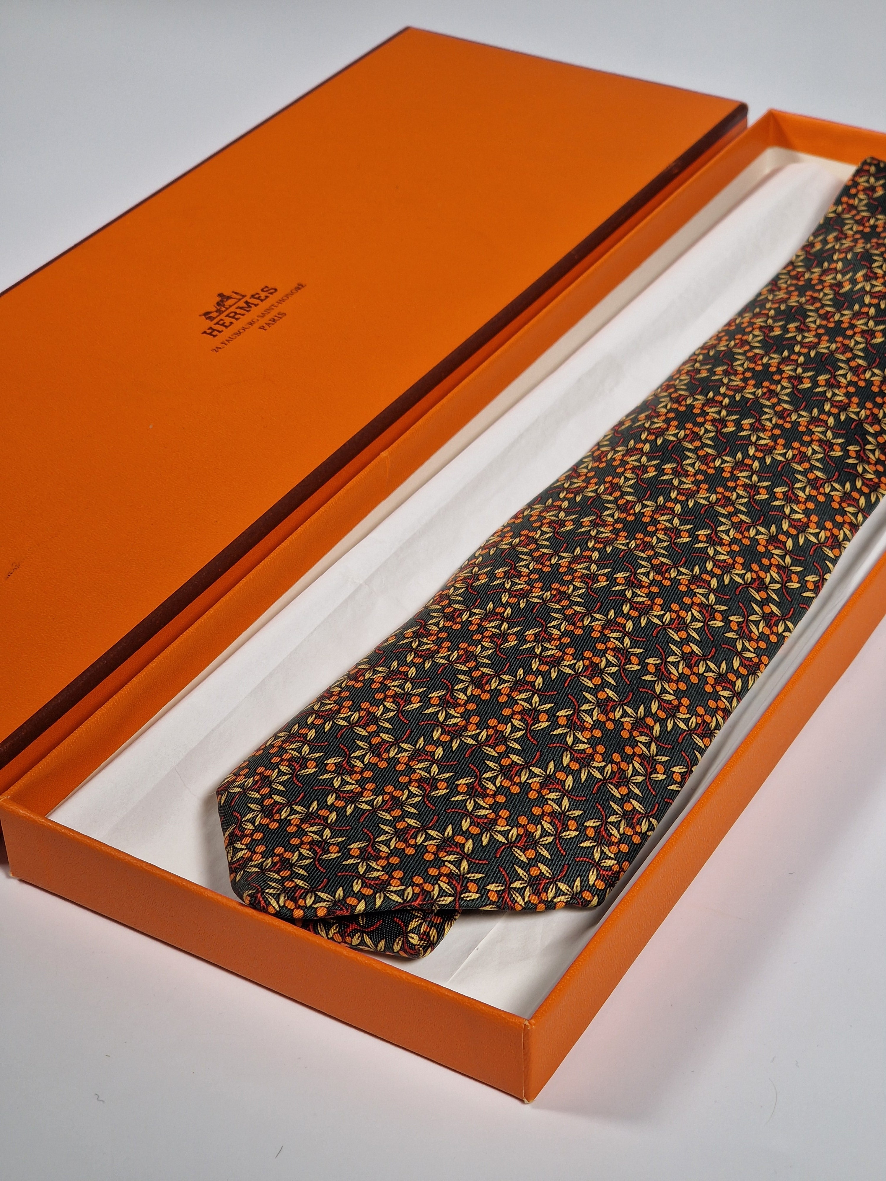 Hermés silk tie green flower pattern 7745 OA with box Box